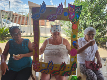 Foto 31: CRAS realiza tarde festiva de Carnaval para grupos de convivência